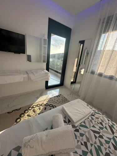 フィエルにあるVery luxuri 2 bedroom apartment sea viewのベッドルーム1室(鏡、ベッド1台、窓付)