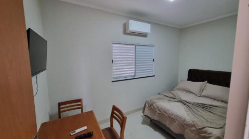 Ένα ή περισσότερα κρεβάτια σε δωμάτιο στο HOTEL Pousada ACONCHEGO Promissão