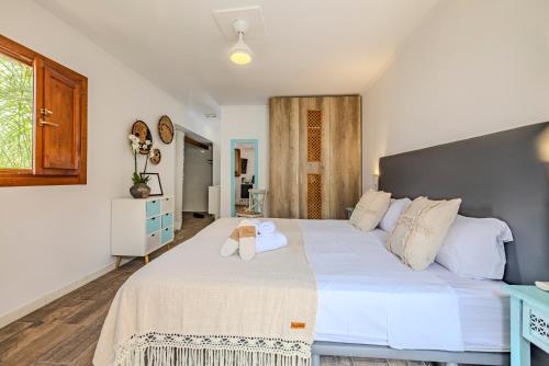 a bedroom with a large white bed in a room at Casa Rural Lliber in Lliber