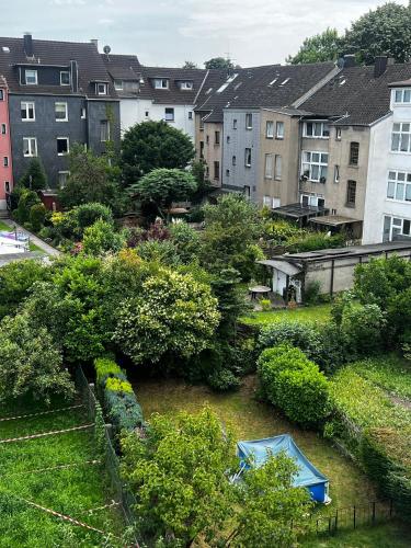 a view of a garden with bushes and buildings at Bluemango Signature Apartment No 7 - zentral zur Messe Essen und Messe Düsseldorf in Mülheim an der Ruhr