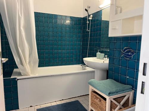une salle de bain avec une baignoire, des toilettes et un lavabo dans l'établissement Sur Erdre chambre et salle de bain, à Nantes