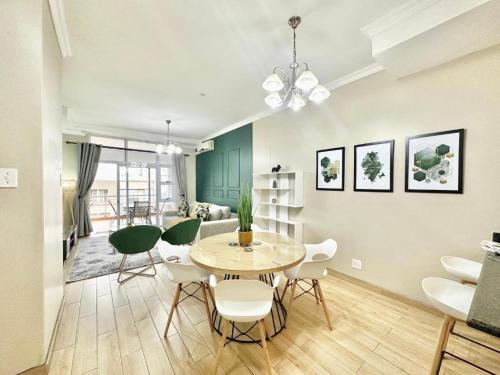 una sala da pranzo e un soggiorno con tavolo e sedie di Elegant Emerald Stay at Ridgeton Modern Two Bedroom Apartment in the Heart of Umhlanga Ridge Sleeps 6 a Durban
