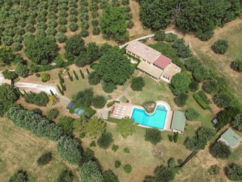 an aerial view of a house with a swimming pool at Villa Le 12 Querce in Castel di Mezzo
