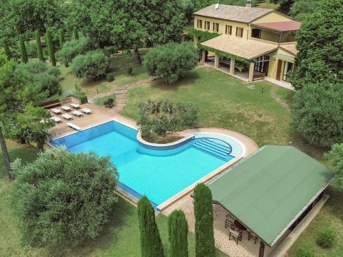 an aerial view of a house with a swimming pool at Villa Le 12 Querce in Castel di Mezzo