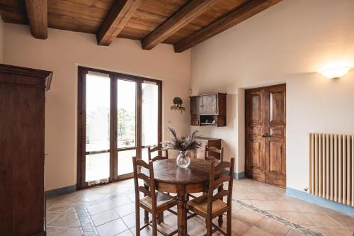 a dining room with a table and chairs and a window at Villa Le 12 Querce in Castel di Mezzo