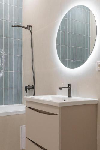 a bathroom with a sink and a mirror at Aqzam in Zhezdi