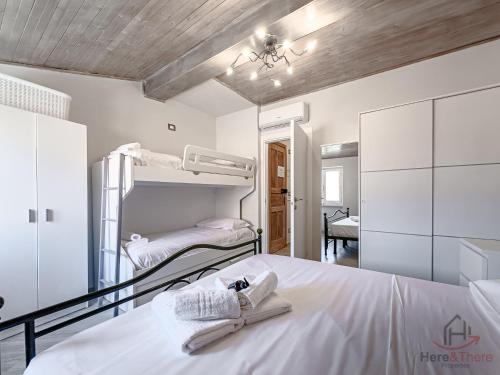 a bedroom with two bunk beds in a room at Caruggi Lifestyle - mare 200m - AC - WiFi in Albissola Marina