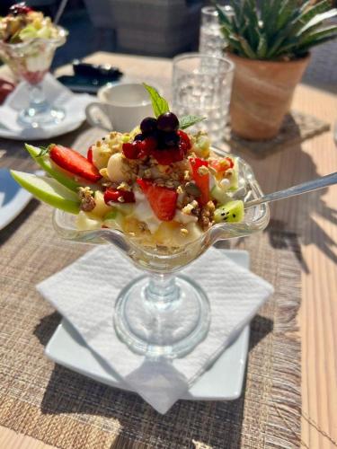 Salat in einer Glasschüssel auf einem Tisch in der Unterkunft Garden Village Hotel in Kalamaki