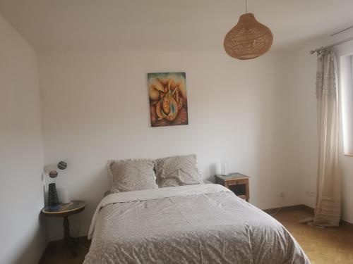 une chambre avec un lit et un tableau au mur dans l'établissement Logement Colmar centre avec Parking, à Colmar