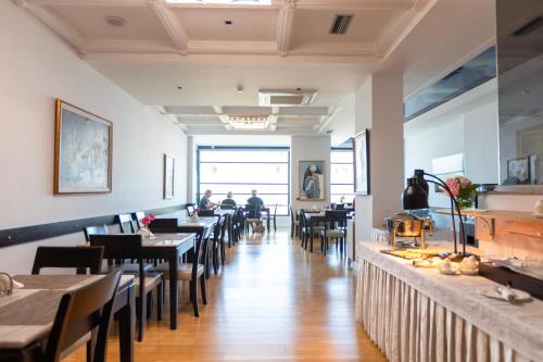 Comida en o cerca de este hotel