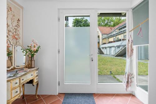 an open door in a room with a desk at Studio Apartment Graz Schloss Eggenberg in Graz