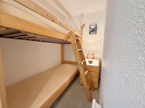 - une petite chambre avec 2 lits superposés et une lampe dans l'établissement Studio cabine à 700m de Praz-Sur-Arly, navettes gratuites, parking, wifi et ménage inclus - FR-1-603-4, à Praz-sur-Arly
