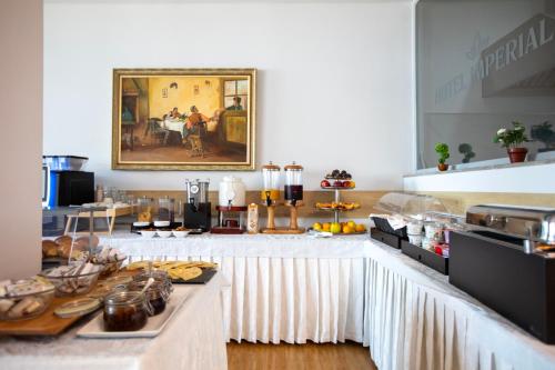 Comida en o cerca de este hotel