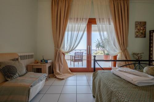 Ένα ή περισσότερα κρεβάτια σε δωμάτιο στο Villa Cleopatra - Seaview, Pool & Tennis court