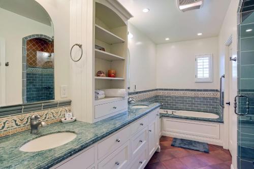 een badkamer met twee wastafels en een douche bij Casa Cielo in Santa Barbara