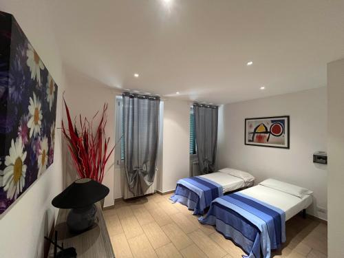 una habitación de hotel con dos camas en una habitación en Palazzo Proietti 4, en Biella