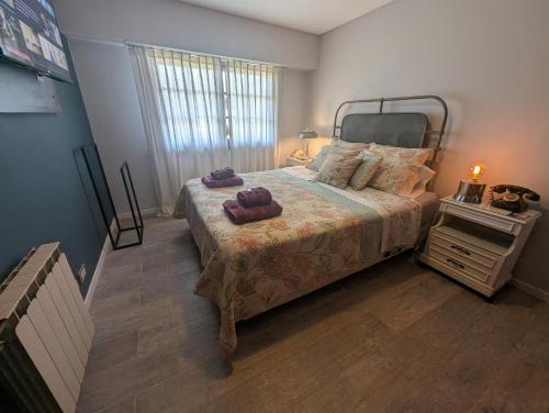a bedroom with a bed with two towels on it at Citizen Kane Lodge - Hospedaje Gourmet in San Carlos de Bariloche