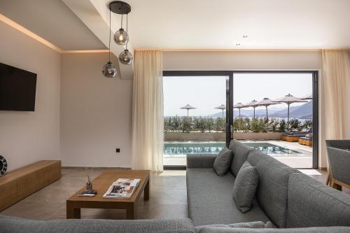 Bazén v ubytování Celeste Bali Suites nebo v jeho okolí