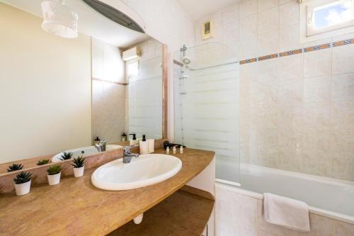 ein Badezimmer mit Waschbecken und Badewanne in der Unterkunft BnGo I Immense Terrasses I 3 chambres, garage, 9 pers in Villeurbanne