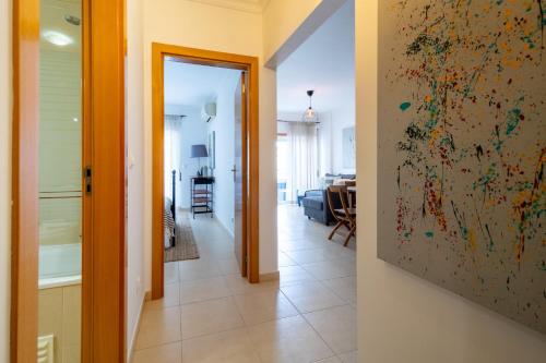 ポルティマンにあるBeGuest Salty Breeze in Portimãoの壁に絵が飾られた廊下の2つの眺め