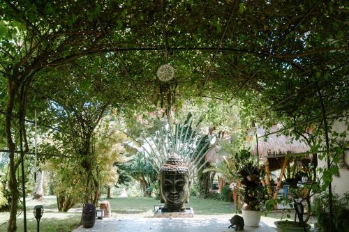 Jardín al aire libre en Coco Verde Bali Resort