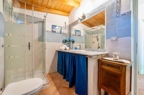 a bathroom with a toilet sink and a shower at Villa in Alghero just 5 minutes from the historical center in Casa Linari