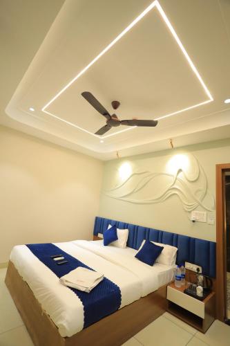 Ένα ή περισσότερα κρεβάτια σε δωμάτιο στο Hotel Trinetra Inn