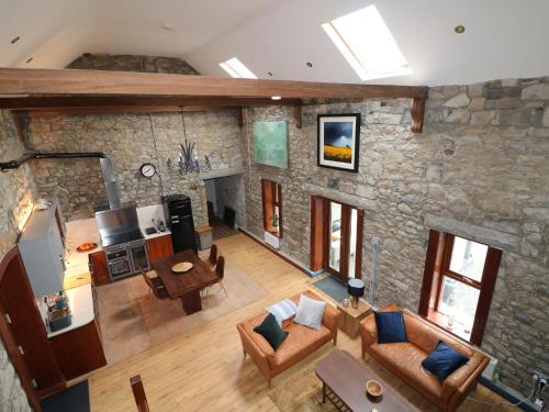 an overhead view of a living room with a stone wall at Woodville Lodge in Ród