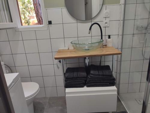 Un baño con lavabo y toallas. en Charmante maisonette, en Porto Vecchio