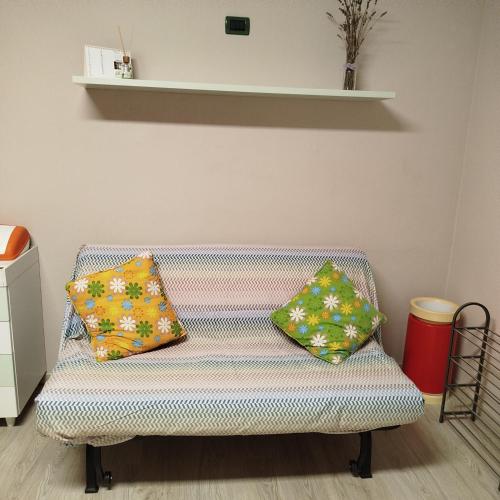 two pillows sitting on a bench in a room at Casa Rossy in Pieve San Giacomo