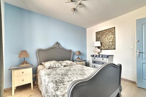 - une chambre avec un lit, 2 tables de nuit et une commode dans l'établissement Villa L'embellie, à La Tremblade