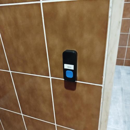 a cell phone hanging on a wall in a bathroom at Casa Rossy in Pieve San Giacomo