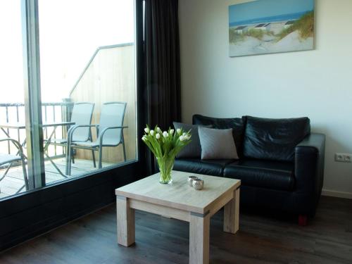 - un salon avec un canapé et une table basse dans l'établissement Charming Apartment in Langweer with Jetty, à Langweer