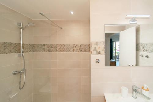 Et badeværelse på WELCS APARTAMENTO 261 EMP cerca de la playa