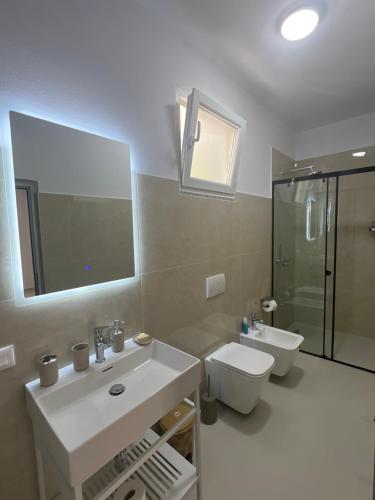 Bilik mandi di Hotel Familja Çuni Theth