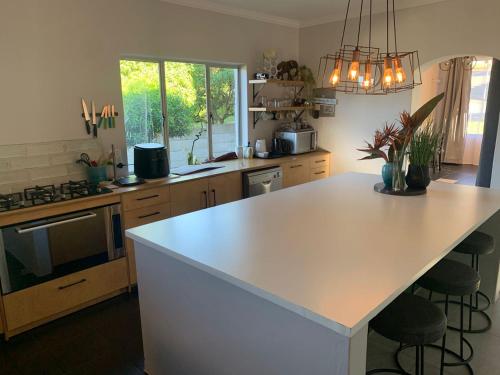 Кухня или мини-кухня в Immaculate self catering family home
