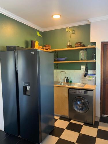 Кухня или мини-кухня в Immaculate self catering family home

