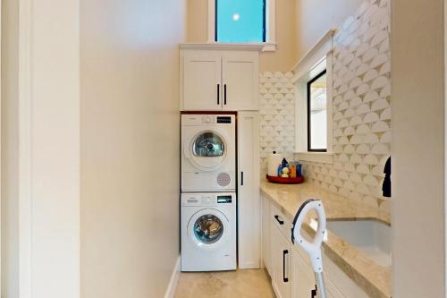 a laundry room with a washer and dryer at Cabañita Del Mar in Sea Ranch