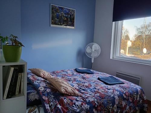 a bedroom with a bed with pillows and a window at Mi casa es tu casa in Orchies