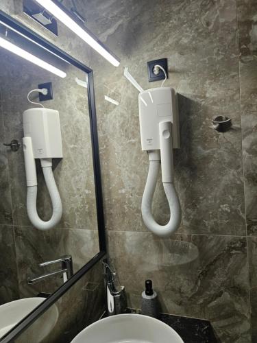 une salle de bain avec un lavabo et un miroir et des toilettes dans l'établissement Hotel Anastasia, à Vólos