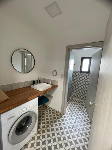 a bathroom with a washing machine and a sink at Apartment del centro in Santa Rosa