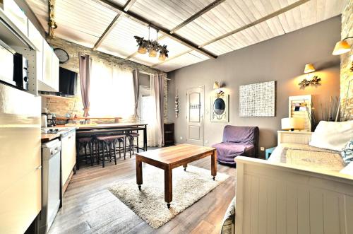 Il comprend une cuisine et un salon avec une table. dans l'établissement Villa L'embellie, à La Tremblade