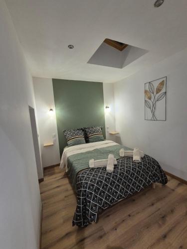 a bedroom with a bed and two lamps at L'Enclos de Nathalie et Jacques in Rieux-Minervois