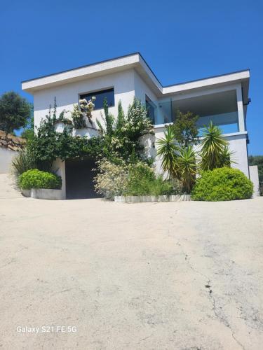 Bas de villa aux portes d'Ajaccio