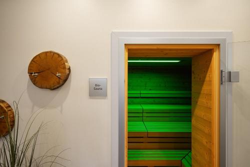 a room with a green wall and a wooden door at Seeschwalbe in der Alten Seefahrtschule in Wustrow