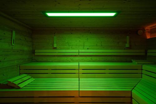 a room with green beds and a light at Sonnenblume in der Seefahrtschule in Wustrow