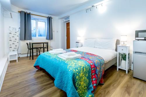 a bedroom with a bed and a table with a chair at Glastonbury - ContactlessCheckIn - Free Parking in Glastonbury