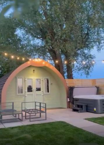 una piccola casa gialla con tetto arancione di 3 Hazelwood lakeside hideaway a Baston