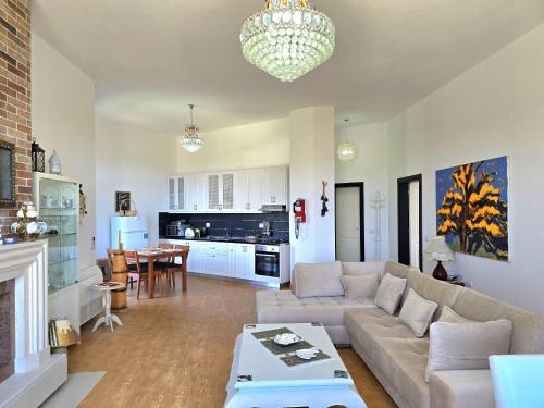 Η κουζίνα ή μικρή κουζίνα στο Sea View Holiday Apartment 092