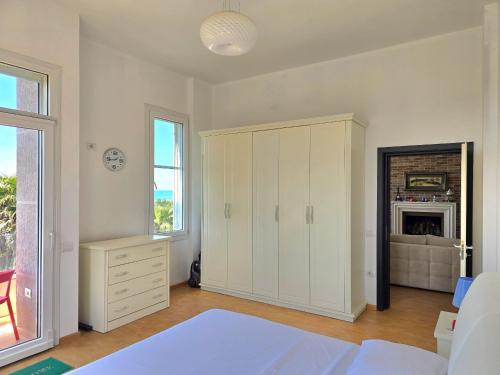Η κουζίνα ή μικρή κουζίνα στο Sea View Holiday Apartment 092